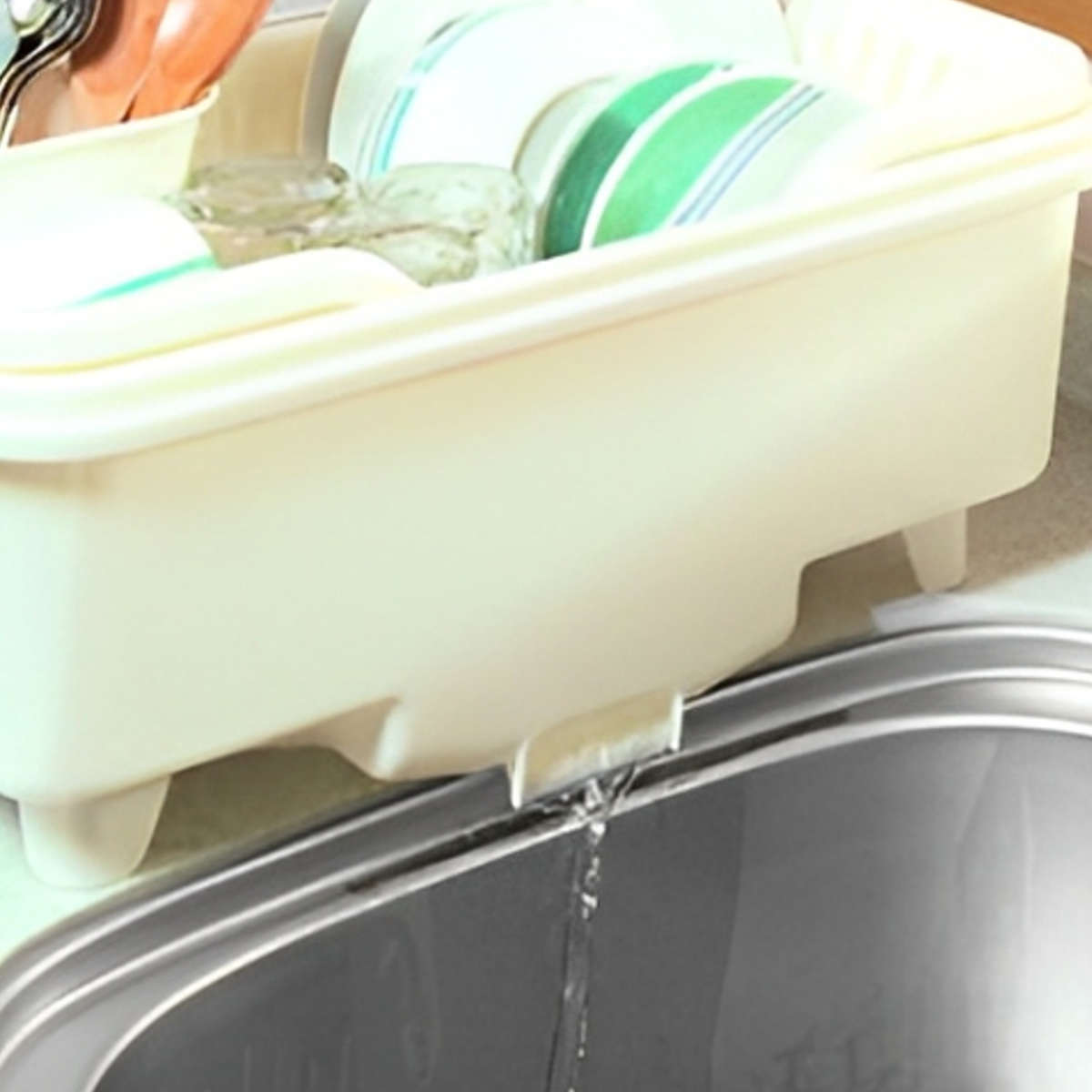 水切りカゴ 皿立て 水切り 流 フード付 中サイズ ( 水切りラック 水切りかご 洗い桶 シンク上 水切りバスケット フード付き フタ付き 蓋 カバー 洗い物 食器 洗い 収納 乾燥 ラック 水が流れる スリム コンパクト カトラリー ) 【パールホワイト】 パールホワイト