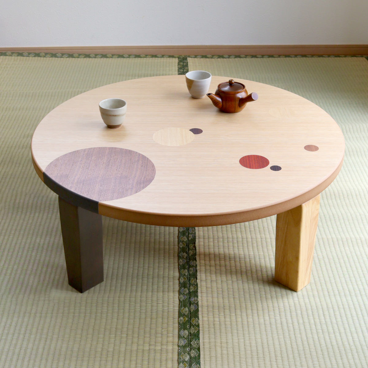 ローテーブル 折りたたみ 円型 直径90cm アース ( ナラ 象嵌入り 突板仕上げ 日本製 和風 円卓 ちゃぶ台 テーブル 天然木 木製 折り畳み 丸 2~3人用 円 ドット バイカラー 食卓 かわいい 和室 リビングテーブル 木製テーブル )