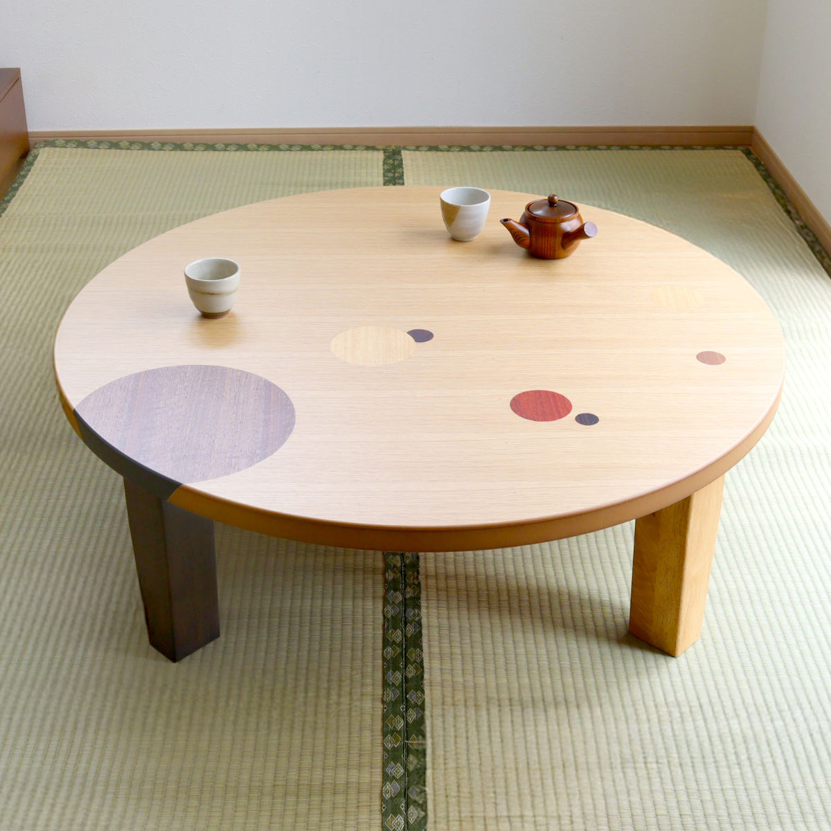 ローテーブル 折りたたみ 円型 直径105cm アース ( ナラ 象嵌入り 突板仕上げ 日本製 和風 円卓 ちゃぶ台 テーブル 天然木 木製 折り畳み 丸 3~4人用 円 ドット バイカラー 食卓 かわいい 和室 リビングテーブル 木製テーブル )