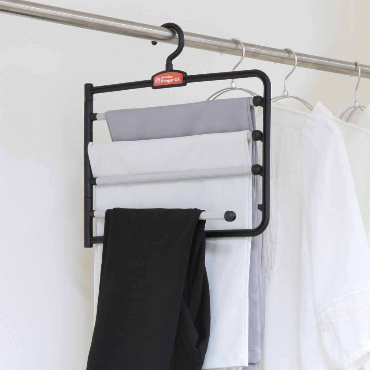 アメリカンハンガーDX ( ハンガー スラックスハンガー ボトムハンガー 4枚 4段 パンツ スラックス ボトムス 収納 簡単取り外し ズボンハンガー ズボン スカート 衣類 省スペース 滑り止め 便利 )