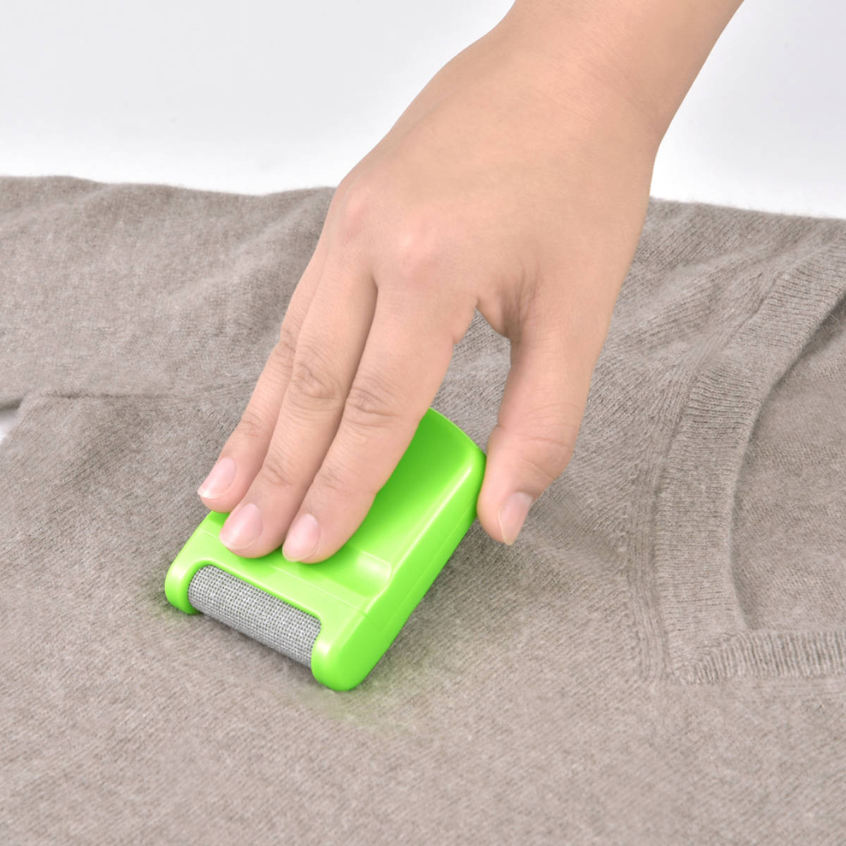 毛玉取り 毛玉おとし 電池不要 エコ ( けだまとり 毛玉とり 日本製 ブラシ 手動 毛玉取り器 毛玉カット コンパクト 携帯 毛玉 ダマ ニット 靴下 衣類 お手入れ エチケット 手軽 コードレス プチギフト ) 【グリーン】 グリーン