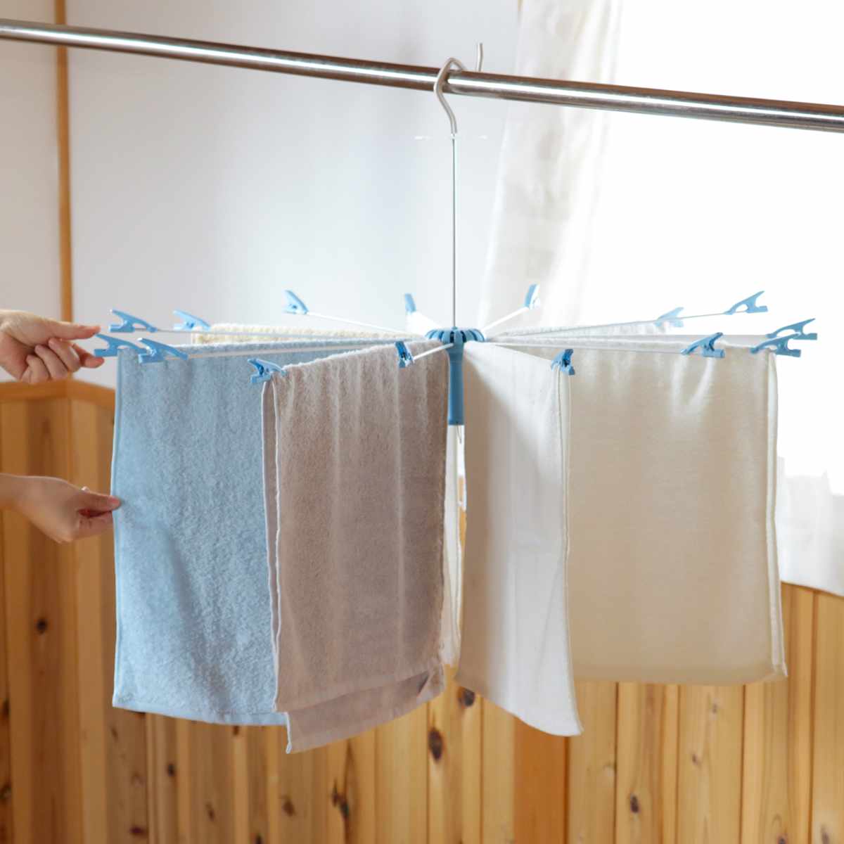 洗濯ハンガー タオルハンガー パラソルハンガー 15枚掛け ( タコ足ハンガー タオル干し 15ピンチ 物干しハンガー クリップ付き パラソル グリップ式 洗濯物干し たこ足 タオル 15枚 折りたたみ コンパクト 収納 )