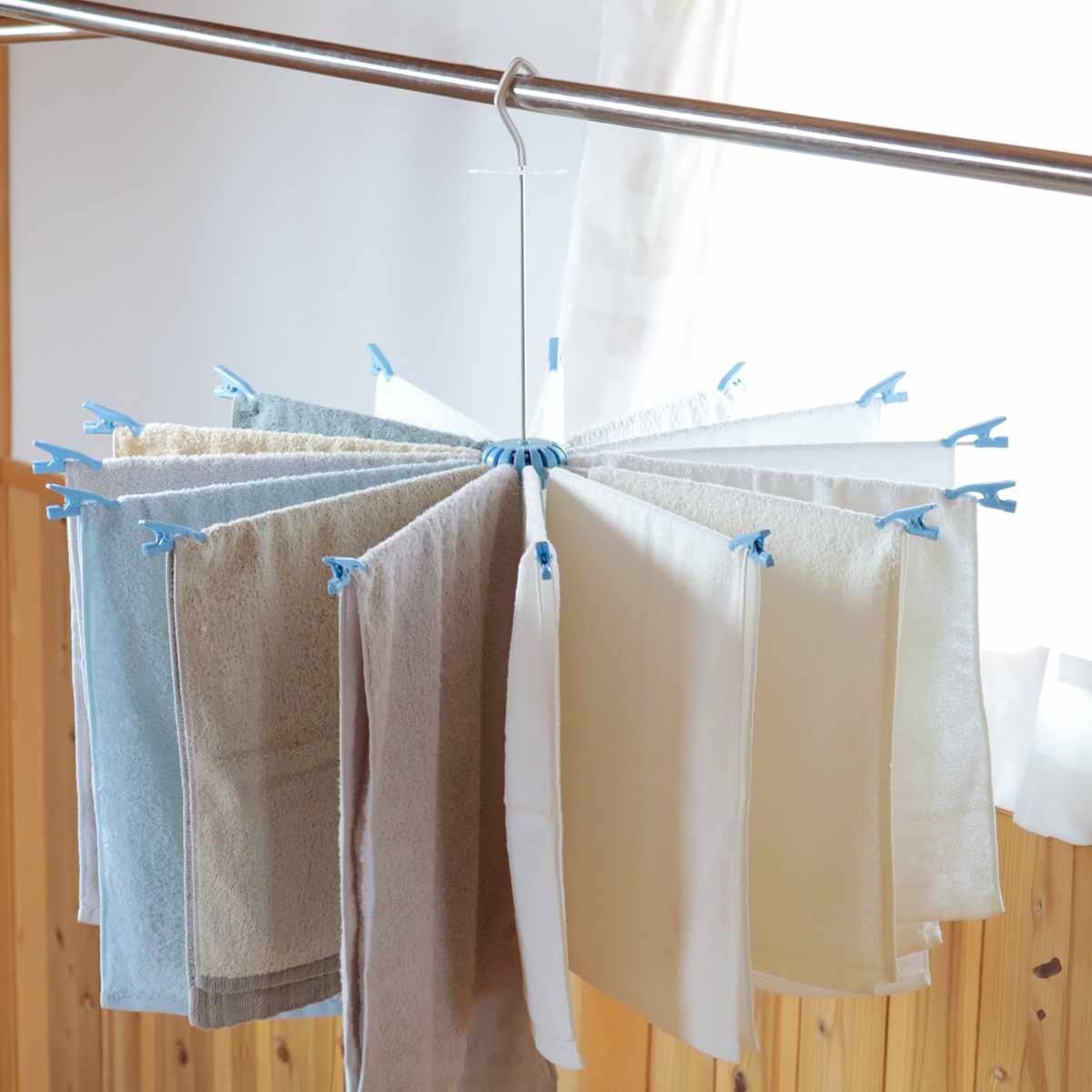 洗濯ハンガー タオルハンガー パラソルハンガー 15枚掛け ( タコ足ハンガー タオル干し 15ピンチ 物干しハンガー クリップ付き パラソル グリップ式 洗濯物干し たこ足 タオル 15枚 折りたたみ コンパクト 収納 )