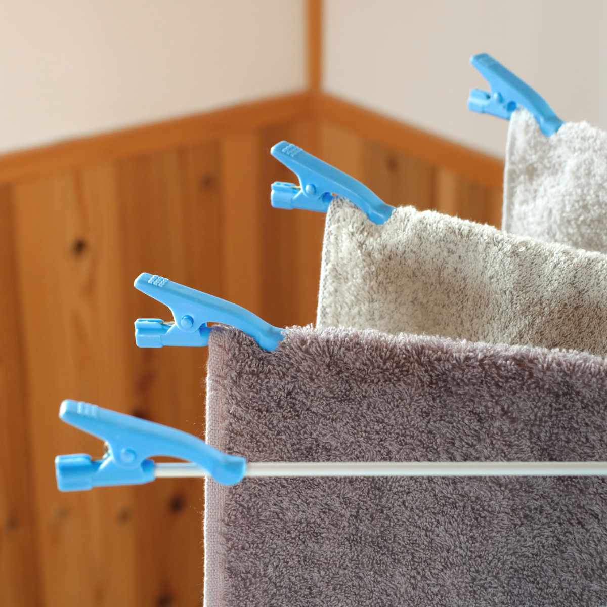 洗濯ハンガー タオルハンガー パラソルハンガー 15枚掛け ( タコ足ハンガー タオル干し 15ピンチ 物干しハンガー クリップ付き パラソル グリップ式 洗濯物干し たこ足 タオル 15枚 折りたたみ コンパクト 収納 )