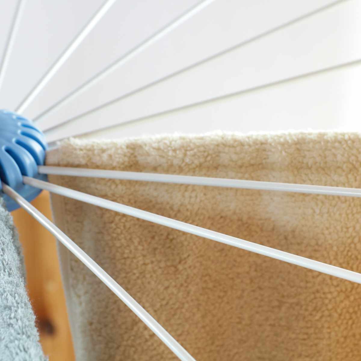 洗濯ハンガー タオルハンガー パラソルハンガー 15枚掛け ( タコ足ハンガー タオル干し 15ピンチ 物干しハンガー クリップ付き パラソル グリップ式 洗濯物干し たこ足 タオル 15枚 折りたたみ コンパクト 収納 )