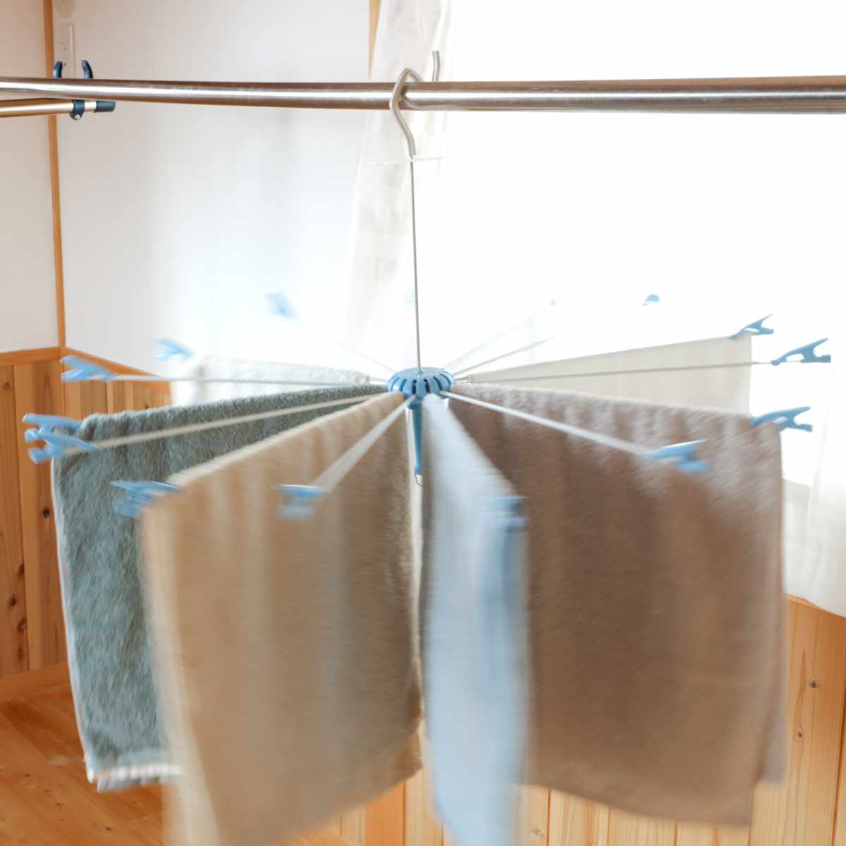 洗濯ハンガー タオルハンガー パラソルハンガー 15枚掛け ( タコ足ハンガー タオル干し 15ピンチ 物干しハンガー クリップ付き パラソル グリップ式 洗濯物干し たこ足 タオル 15枚 折りたたみ コンパクト 収納 )