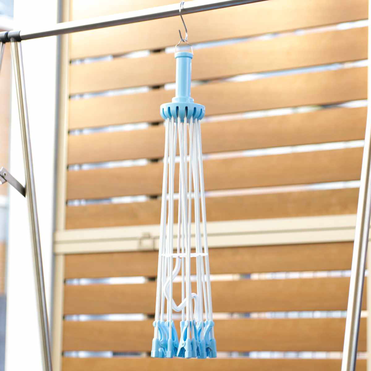 洗濯ハンガー タオルハンガー パラソルハンガー 15枚掛け ( タコ足ハンガー タオル干し 15ピンチ 物干しハンガー クリップ付き パラソル グリップ式 洗濯物干し たこ足 タオル 15枚 折りたたみ コンパクト 収納 )