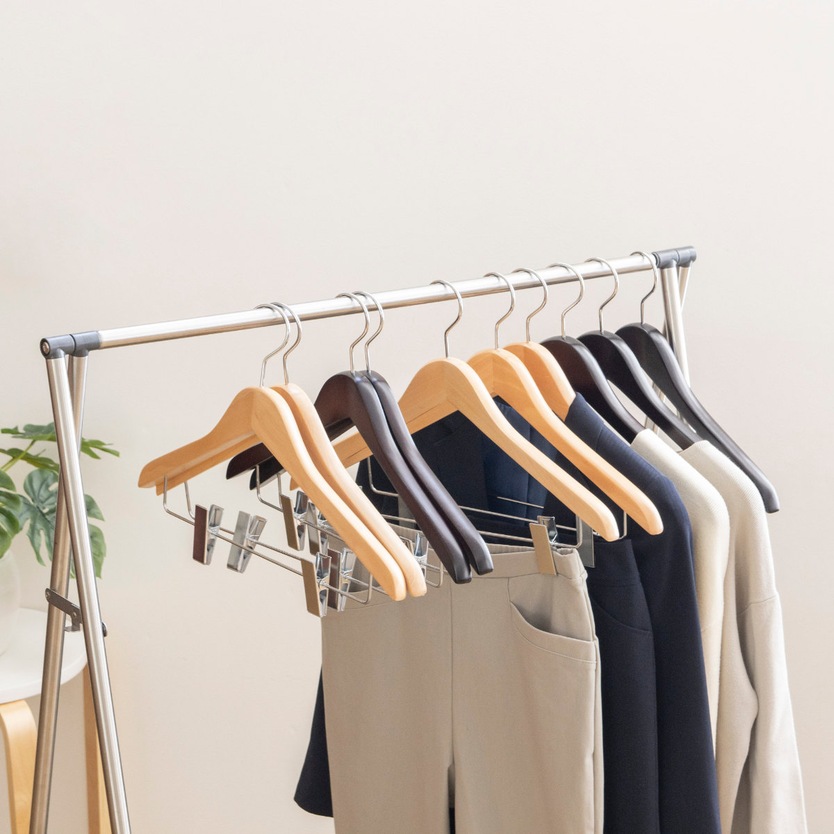 ハンガー 木製ハンガー クリップ付 5本組 ( スーツハンガー 木製 5本セット クリップ付き 滑り止め 薄型 フォーマルハンガー 洋服ハンガー 5本 ボトム用 クリップ 天然木 回転フック ) 【クリア】 クリア