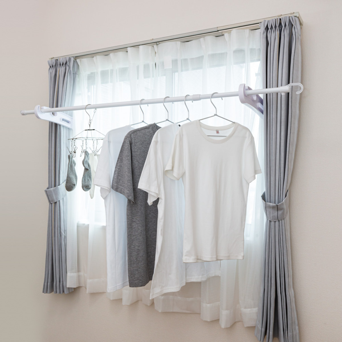 物干し 室内 窓枠物干し 突っ張り式部屋干しポール 物干し竿 1本付 ( 室内物干し 突っ張り式 部屋干し 窓枠用 1本 室内干し つっぱり 物干しポール 1段タイプ 伸縮竿 1本入 )