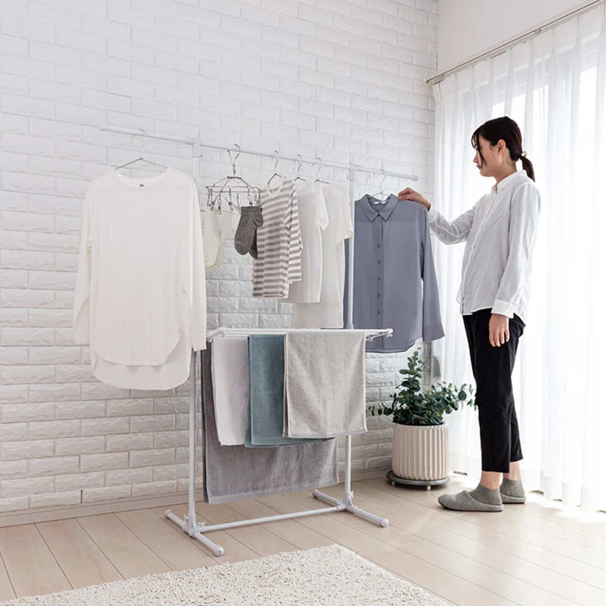 物干しスタンド 洗濯物干し 伸縮式物干し H型 タオルバー付き ( 物干し スタンド 伸縮式 室内物干し 折り畳み 物干し台 タオル干し 5枚 室内用物干し 大容量 組み立て簡単 タオルバー付 布団干し コンパクト 収納 ホワイト )