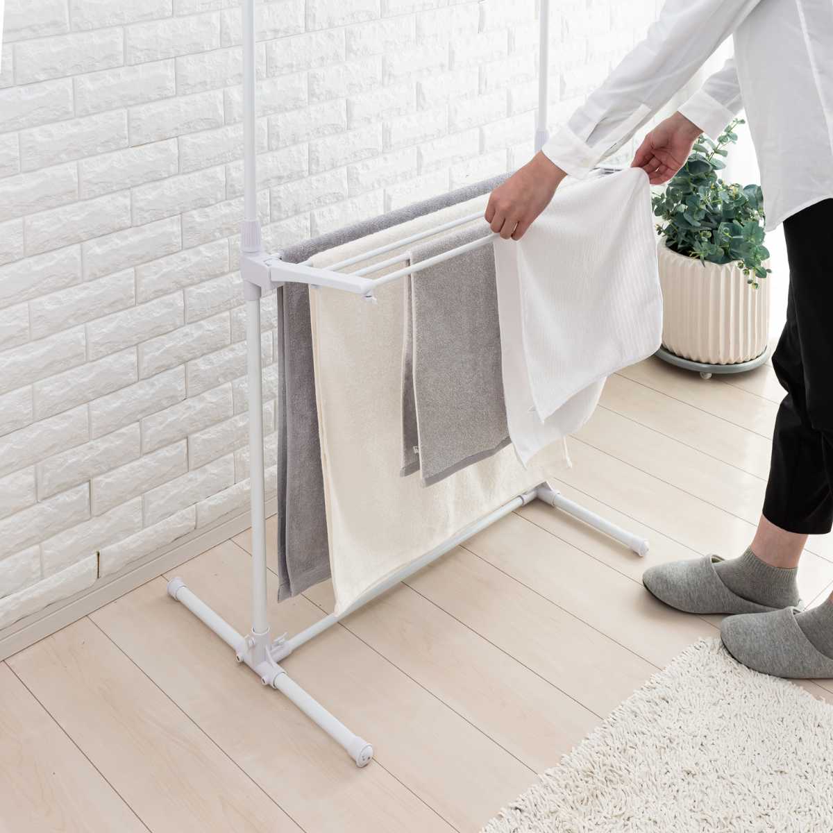 物干しスタンド 洗濯物干し 伸縮式物干し H型 タオルバー付き ( 物干し スタンド 伸縮式 室内物干し 折り畳み 物干し台 タオル干し 5枚 室内用物干し 大容量 組み立て簡単 タオルバー付 布団干し コンパクト 収納 ホワイト )