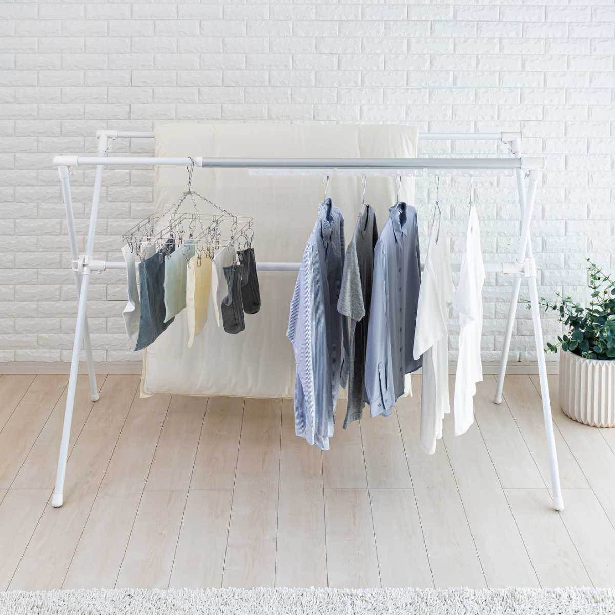 物干し 洗濯物干し 布団干し 伸縮式 X型 幅 134~230cm ( 物干しスタンド 伸縮 ハンガーホルダー付き 折り畳み 室内用物干し 大容量 組み立て簡単 コンパクト 収納 ホワイト )