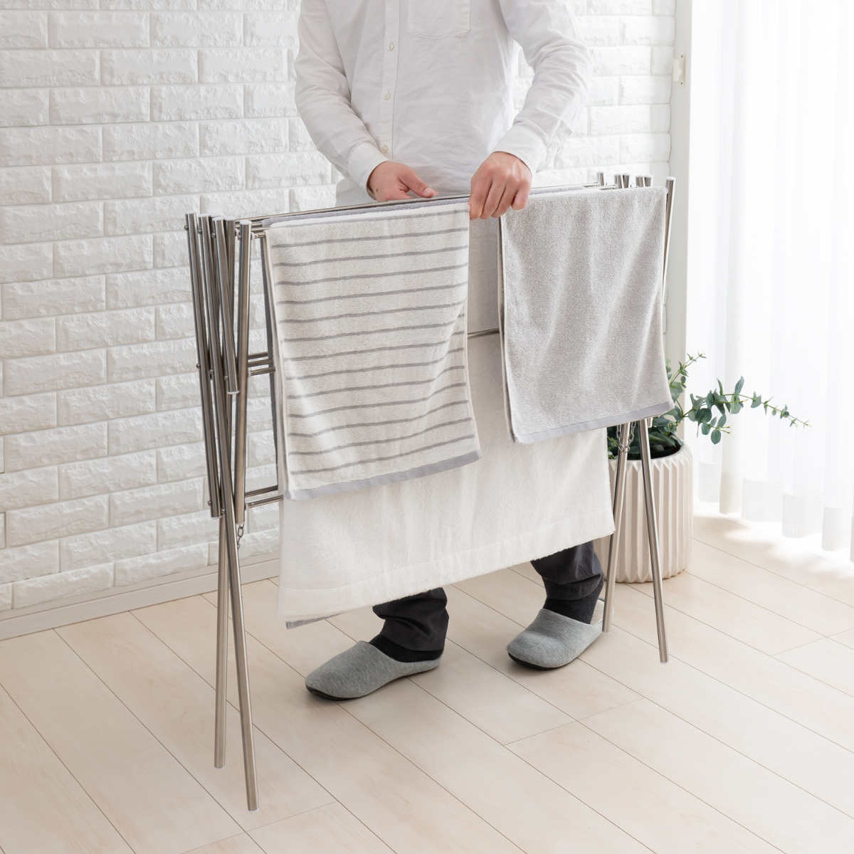 物干し ステンレス バスタオルハンガー 折りたたみ式 伸縮式 ( バスタオル ハンガー 伸縮 タオル干し 物干しスタンド 2段 室内物干し タオルかけ ステンレス製 タオルスタンド バスタオル干し コンパクト 収納 )