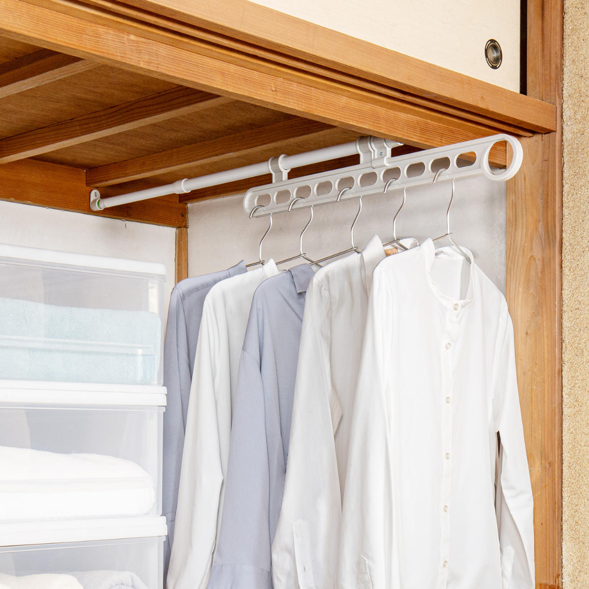 フック 押入れポールスライド つっぱり棒 ねじ止め ( スライド式 押入れ収納 スライドハンガー ハンガーラック 突っ張り 取付範囲 62~105cm 押入れ 伸縮 ハンガー 押し入れ 収納 つっぱり 押入れハンガー 隙間収納 省スペース )