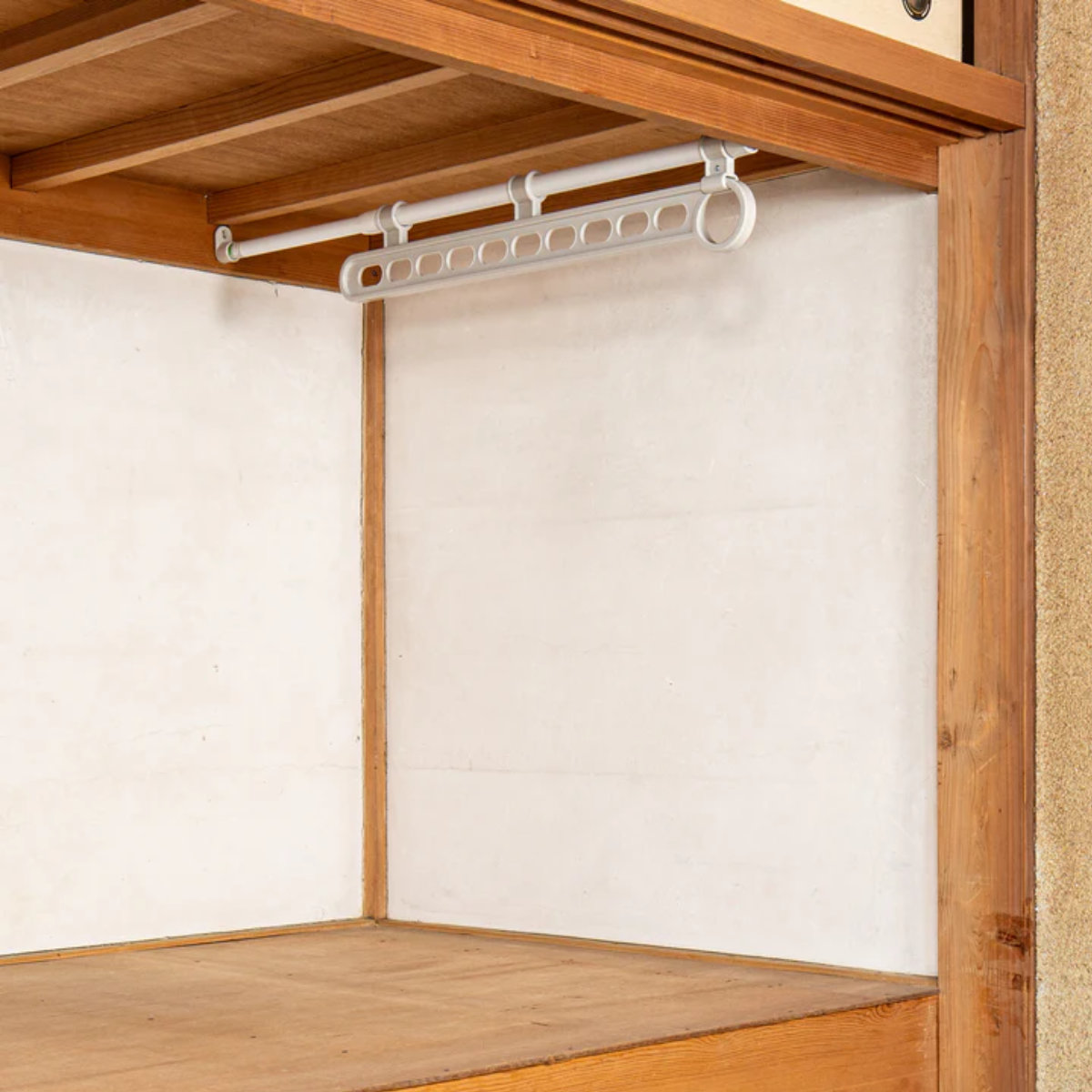フック 押入れポールスライド つっぱり棒 ねじ止め ( スライド式 押入れ収納 スライドハンガー ハンガーラック 突っ張り 取付範囲 62~105cm 押入れ 伸縮 ハンガー 押し入れ 収納 つっぱり 押入れハンガー 隙間収納 省スペース )
