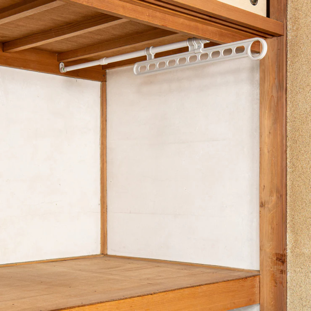 フック 押入れポールスライド つっぱり棒 ねじ止め ( スライド式 押入れ収納 スライドハンガー ハンガーラック 突っ張り 取付範囲 62~105cm 押入れ 伸縮 ハンガー 押し入れ 収納 つっぱり 押入れハンガー 隙間収納 省スペース )