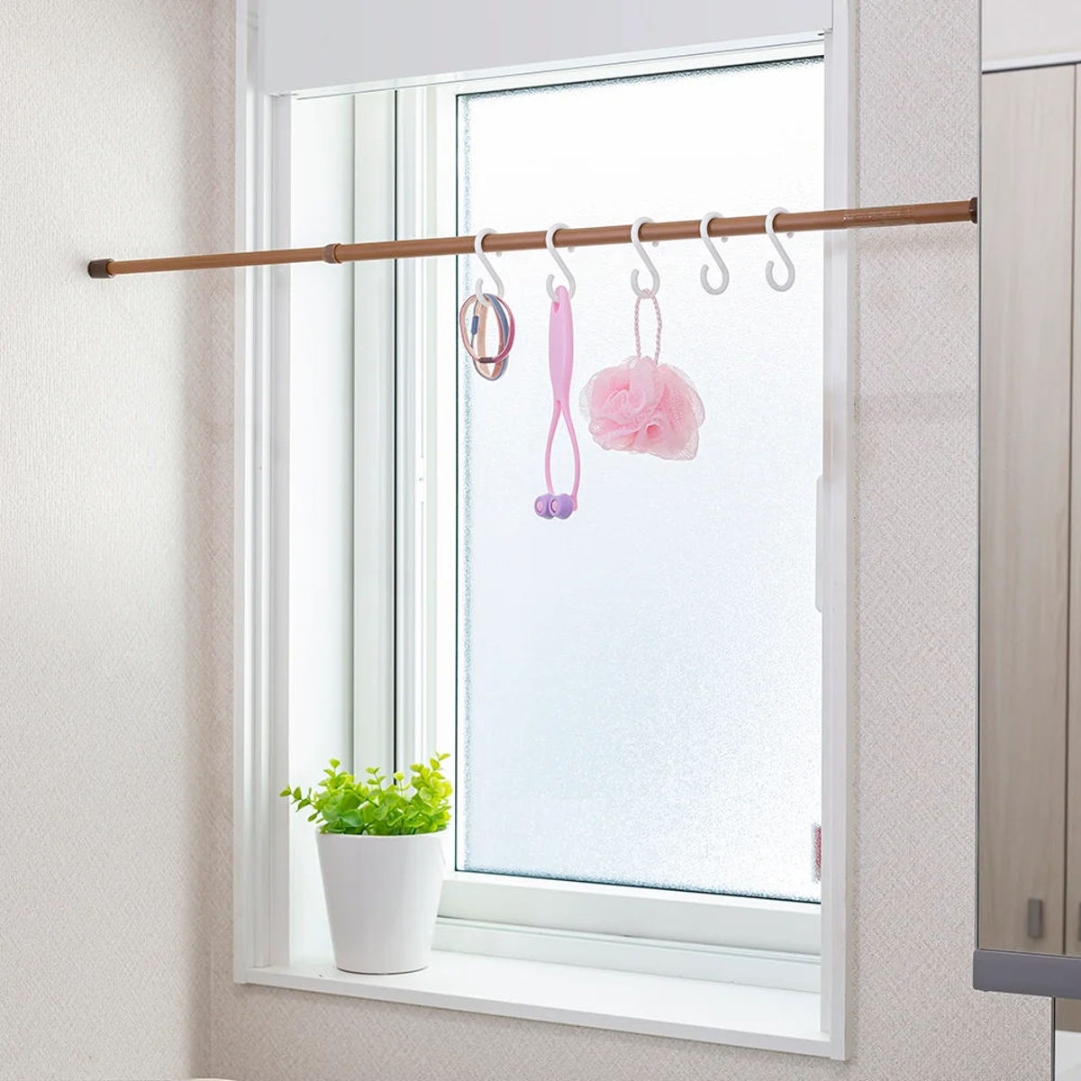 つっぱり棒 幅60~100cm L リビングポールミニ ( 収納 隙間収納 すき間 耐荷重1~5kg つっぱり 棒 仕切り ポール 伸縮棒 突っ張り キッチン 玄関 洗面所 すきま収納 物干し竿 洋服掛け ミニサイズ ) 【ホワイト】 ホワイト