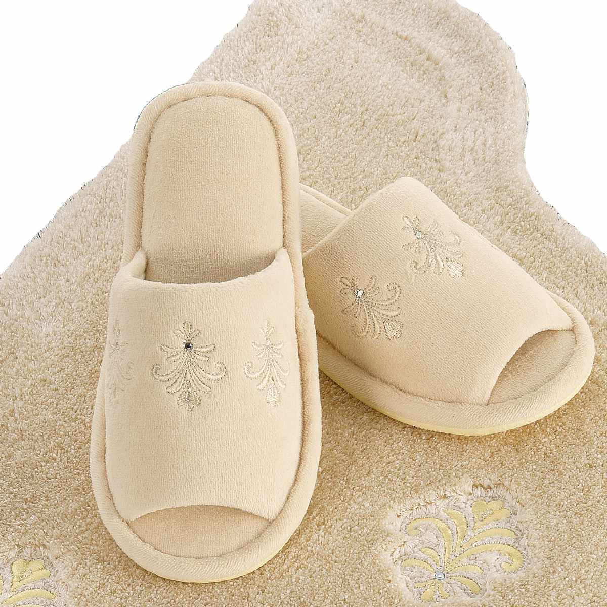 デコール・ミュゼ トイレスリッパ エンブレム フリーサイズ ( トイレ用スリッパ 前開き 洗濯可 ベロア生地 刺繍 サイズフリー トイレタリー ルームスリッパ 洗える ウォッシャブル ファブリック ラインストーン ベージュ グリーン ) 【ベージュ】 ベージュ