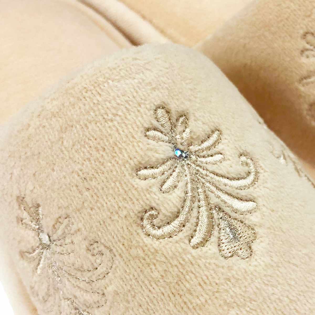 デコール・ミュゼ トイレスリッパ エンブレム フリーサイズ ( トイレ用スリッパ 前開き 洗濯可 ベロア生地 刺繍 サイズフリー トイレタリー ルームスリッパ 洗える ウォッシャブル ファブリック ラインストーン ベージュ グリーン ) 【ベージュ】 ベージュ