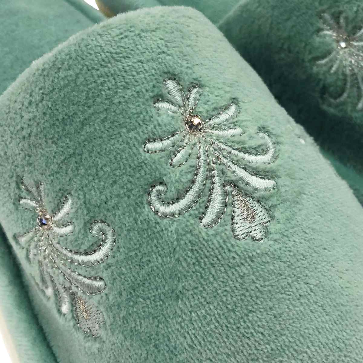 デコール・ミュゼ トイレスリッパ エンブレム フリーサイズ ( トイレ用スリッパ 前開き 洗濯可 ベロア生地 刺繍 サイズフリー トイレタリー ルームスリッパ 洗える ウォッシャブル ファブリック ラインストーン ベージュ グリーン ) 【ベージュ】 ベージュ