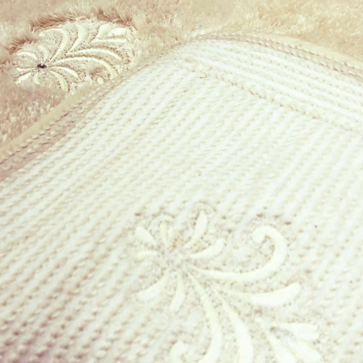 デコール・ミュゼ トイレマット エンブレム 約80×60cm ( トイレ マット 足元マット ロング すべり止め 洗える 刺繍 トイレタリー 滑り止め 洗濯可 80×60 ラインストーン ベージュ グリーン ) 【グリーン】 グリーン