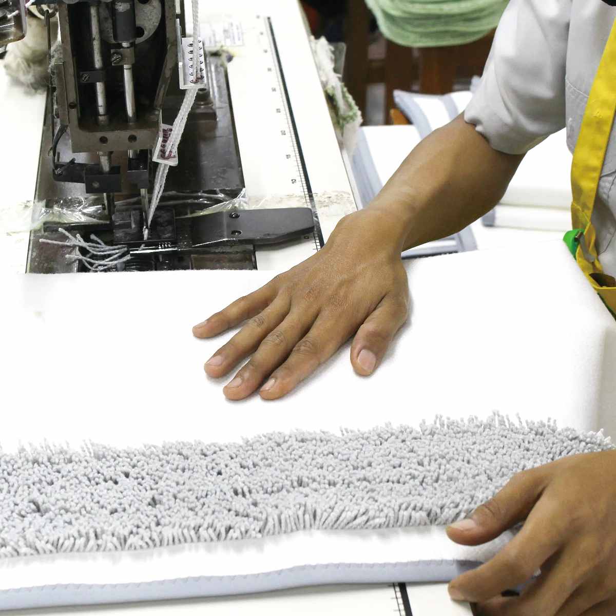 ミニマット Pce 動物 約30×40cm チェアパッド ( マット 小さめ チェアパット ハンドメイド 幅40cm 卓上 コンパクト ラグ 敷き物 インテリア おしゃれ 楕円 刺繍 ループ付き 吊り下げ 雑貨 ) 【コアラ】 コアラ