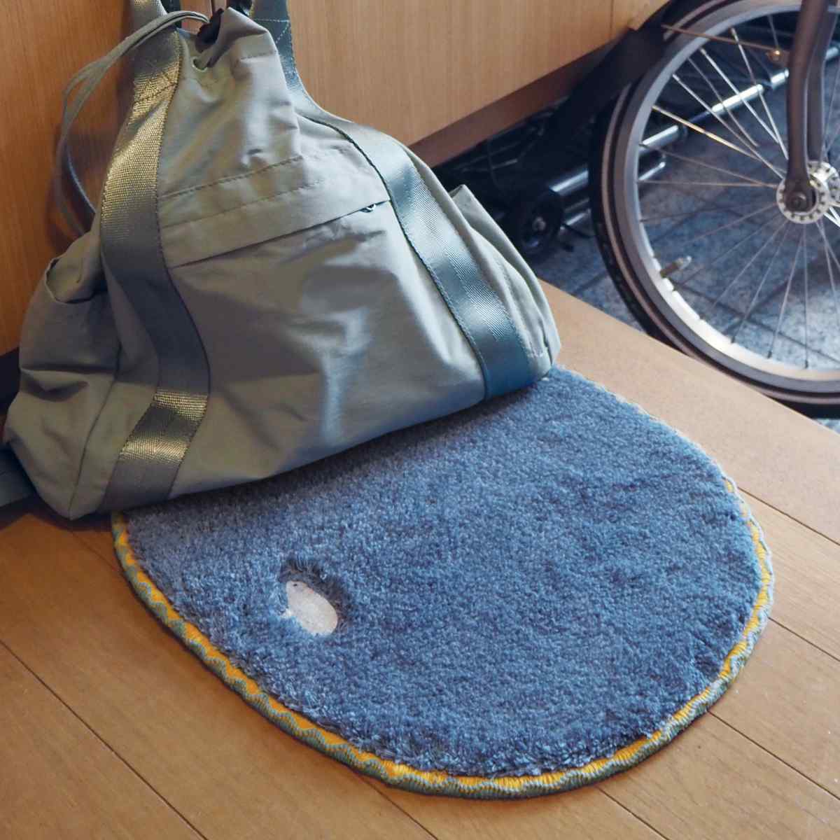 ミニマット Pce 動物 約30×40cm チェアパッド ( マット 小さめ チェアパット ハンドメイド 幅40cm 卓上 コンパクト ラグ 敷き物 インテリア おしゃれ 楕円 刺繍 ループ付き 吊り下げ 雑貨 ) 【コアラ】 コアラ