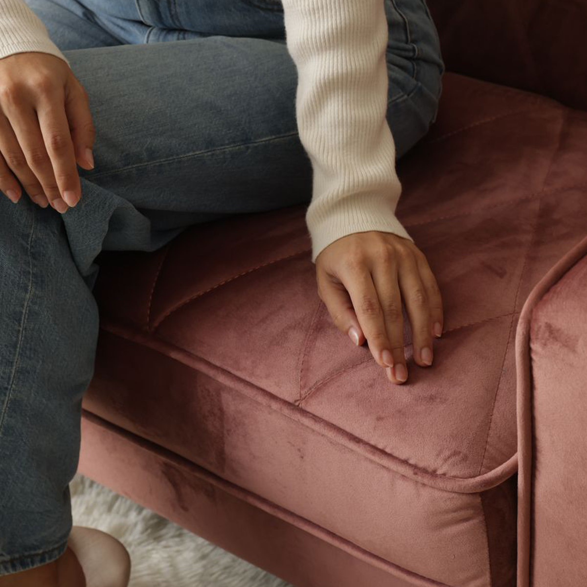 ソファ 1人掛け 1.5人掛け 幅114cm コンパクト デザインソファ ( ソファー リビングソファ 省スペース 一人用 脚 取り外し ローソファ 肘掛け 簡単組立 キルティング ベロア おしゃれ ワンルーム ) 【グレージュ】 グレージュ