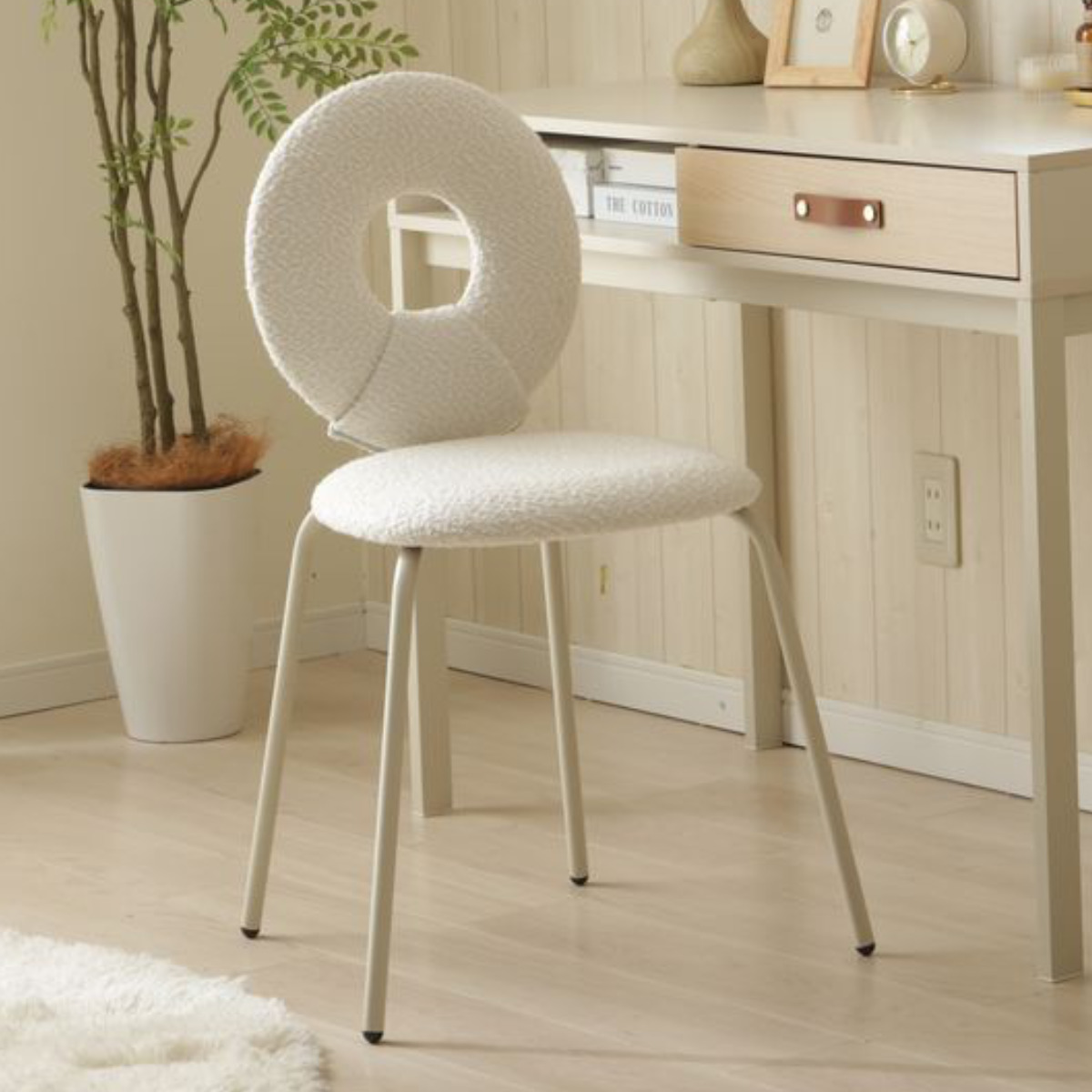 ダイニングチェア 座面高49cm ブークレ生地 ワークチェア モダンチェア （ ダイニング チェア チェアー イス 椅子 いす デスクチェア ふわふわ アームレス 食卓椅子 可愛い 背もたれ ドーナツ ファブリック ホワイト 白 ）