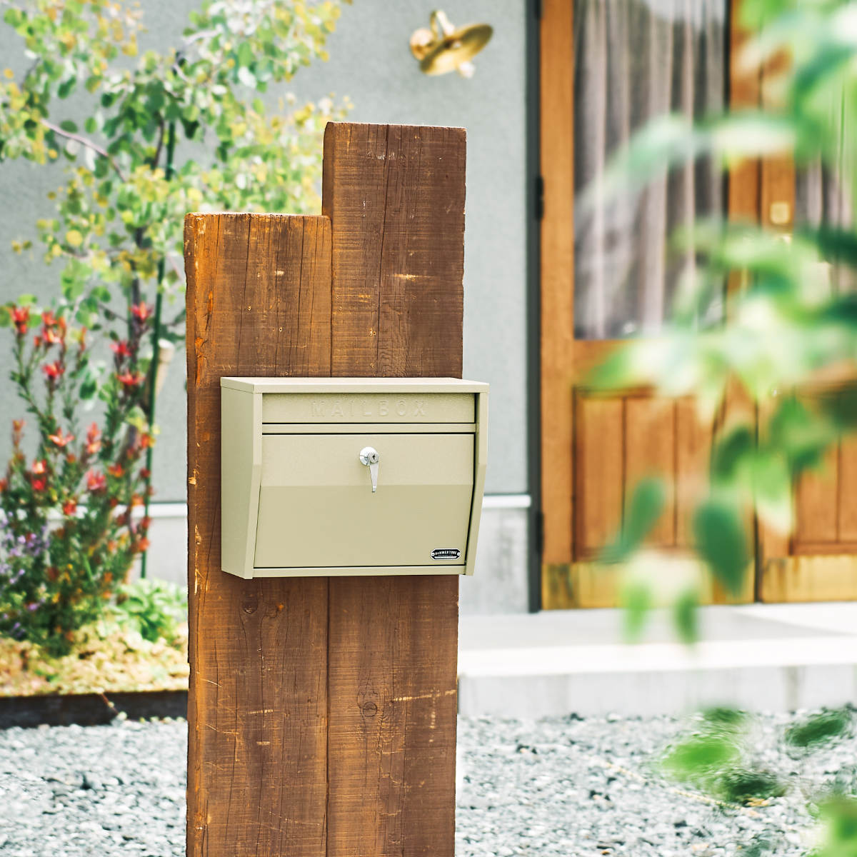 郵便ポスト 壁掛けポスト ハンマートーン ( ポスト 壁掛け 郵便 郵便受け デザインポスト 鍵付き 新聞受け メールボックス 横型 鍵 一戸建て 屋外 玄関 壁 本体 ハンドル 木目 A4 おしゃれ ) 【ベージュ】 ベージュ