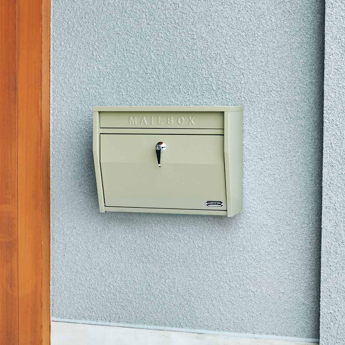 郵便ポスト 壁掛けポスト ハンマートーン ( ポスト 壁掛け 郵便 郵便受け デザインポスト 鍵付き 新聞受け メールボックス 横型 鍵 一戸建て 屋外 玄関 壁 本体 ハンドル 木目 A4 おしゃれ ) 【ベージュ】 ベージュ