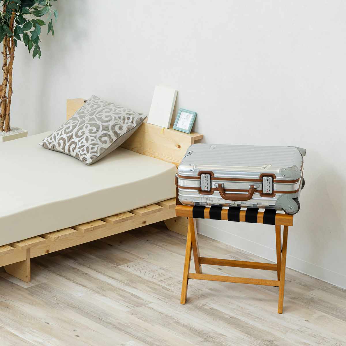 バゲージラック 幅50cm 折り畳み 荷物置き 木製 収納 ラック ( バゲッジスタンド 折りたたみ バッグ カバン 置き場 ホテル 玄関 寝室 カバン置き スーツケース おしゃれ フリーラック アウトドア クーラーボックス 台 ) 【ライトブラウン】 ライトブラウン