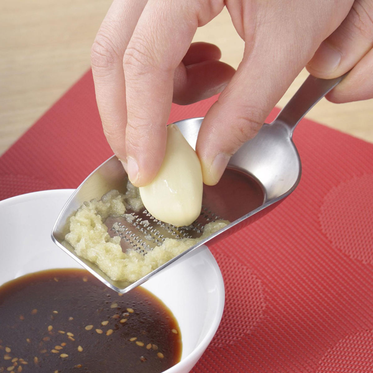 薬味おろし 卓上用 スゴ切れ 持ち手付き ステンレス製 日本製 （ おろし器 すりおろし器 わさびおろし おろし金 コンパクト 取っ手付き わさび しょうが すりおろし 調理器具 キッチンツール ）