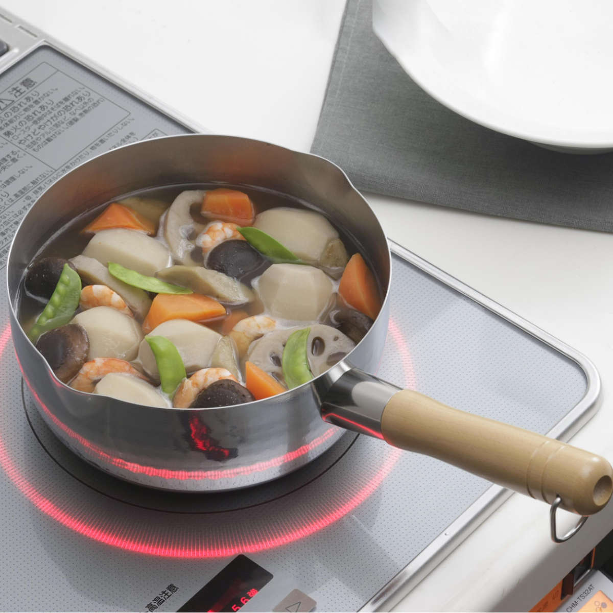 雪平鍋 20cm プロモデル 槌目 ゆきひら鍋 アヒル口付 日本製 ( IH対応 ガス火対応 行平鍋 片手鍋 20センチ 鍋 なべ 片手なべ アルミ鍋 アルミ 和鍋 軽量 注ぎ口 両口 天然木 ハンドル キッチン 調理用品 )