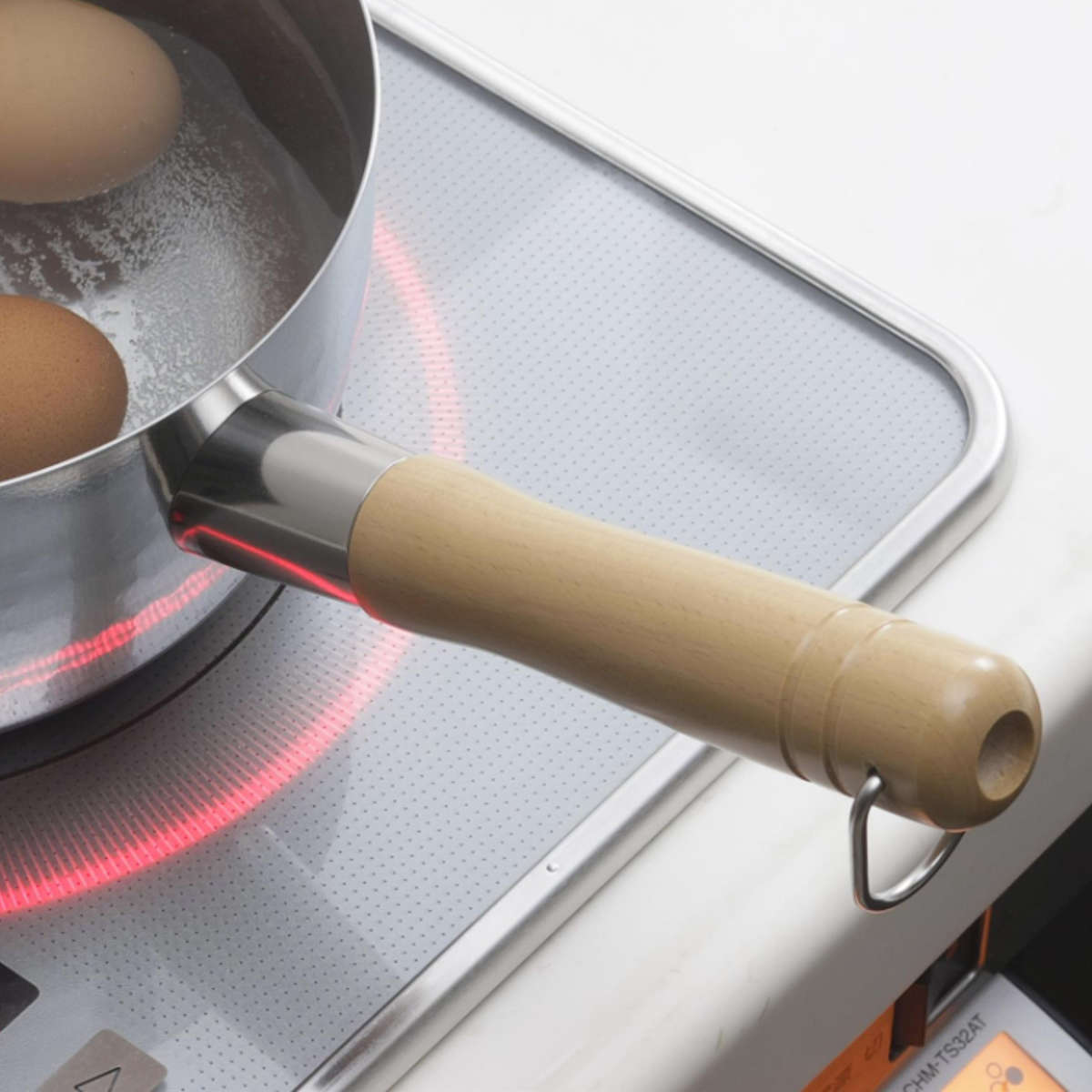 雪平鍋 20cm プロモデル 槌目 ゆきひら鍋 アヒル口付 日本製 ( IH対応 ガス火対応 行平鍋 片手鍋 20センチ 鍋 なべ 片手なべ アルミ鍋 アルミ 和鍋 軽量 注ぎ口 両口 天然木 ハンドル キッチン 調理用品 )