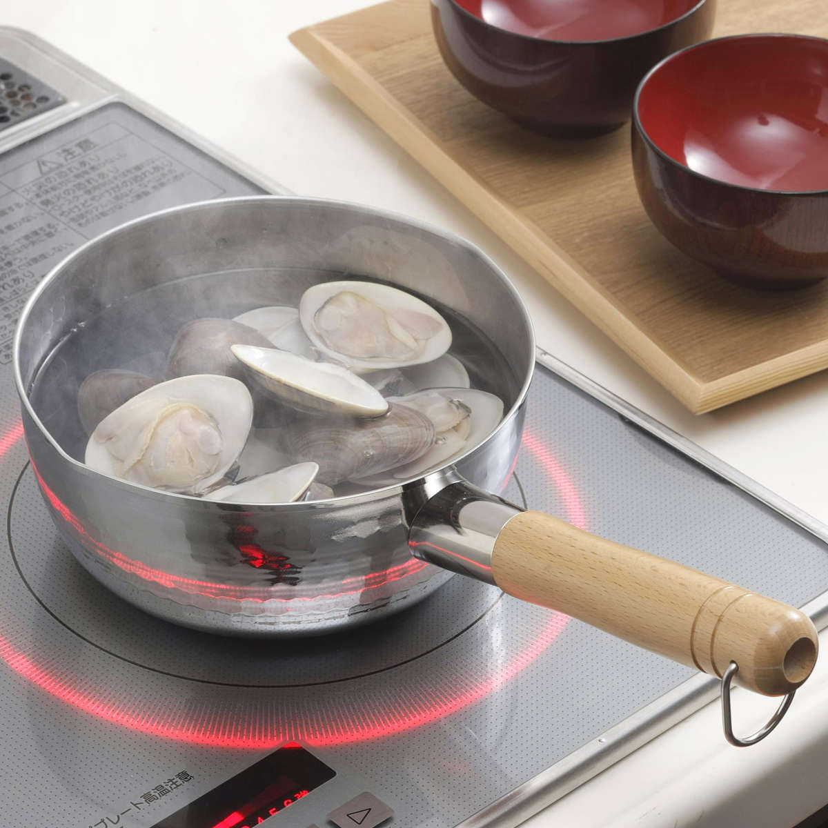 雪平鍋 18cm プロモデル 槌目 ゆきひら鍋 日本製 ( 行平鍋 IH対応 ガス火対応 片手鍋 18センチ 鍋 なべ 片手なべ アルミ鍋 アルミ 和鍋 軽量 天然木ハンドル 注ぎ口付き 両口 キッチン 調理用品 )