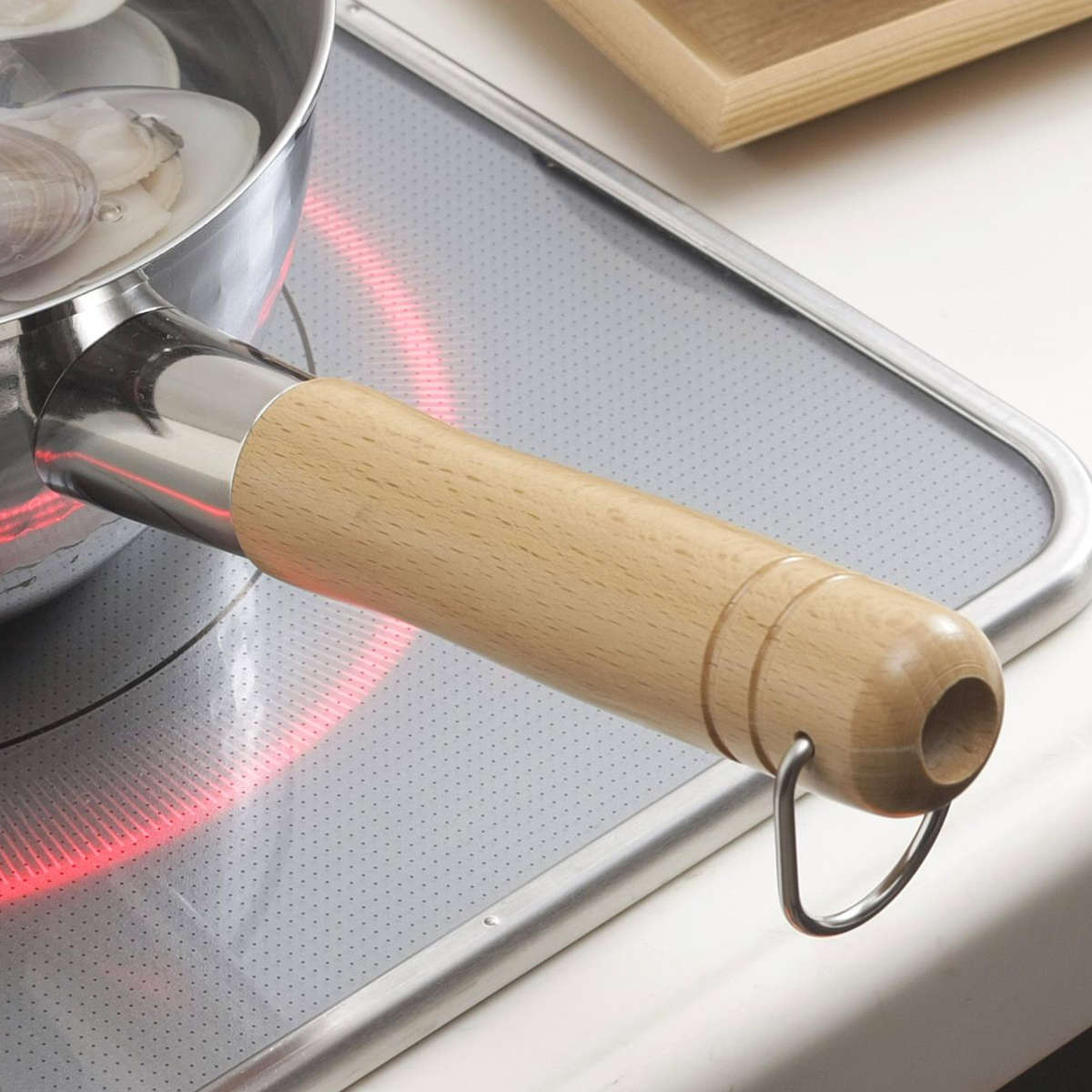 雪平鍋 18cm プロモデル 槌目 ゆきひら鍋 日本製 ( 行平鍋 IH対応 ガス火対応 片手鍋 18センチ 鍋 なべ 片手なべ アルミ鍋 アルミ 和鍋 軽量 天然木ハンドル 注ぎ口付き 両口 キッチン 調理用品 )