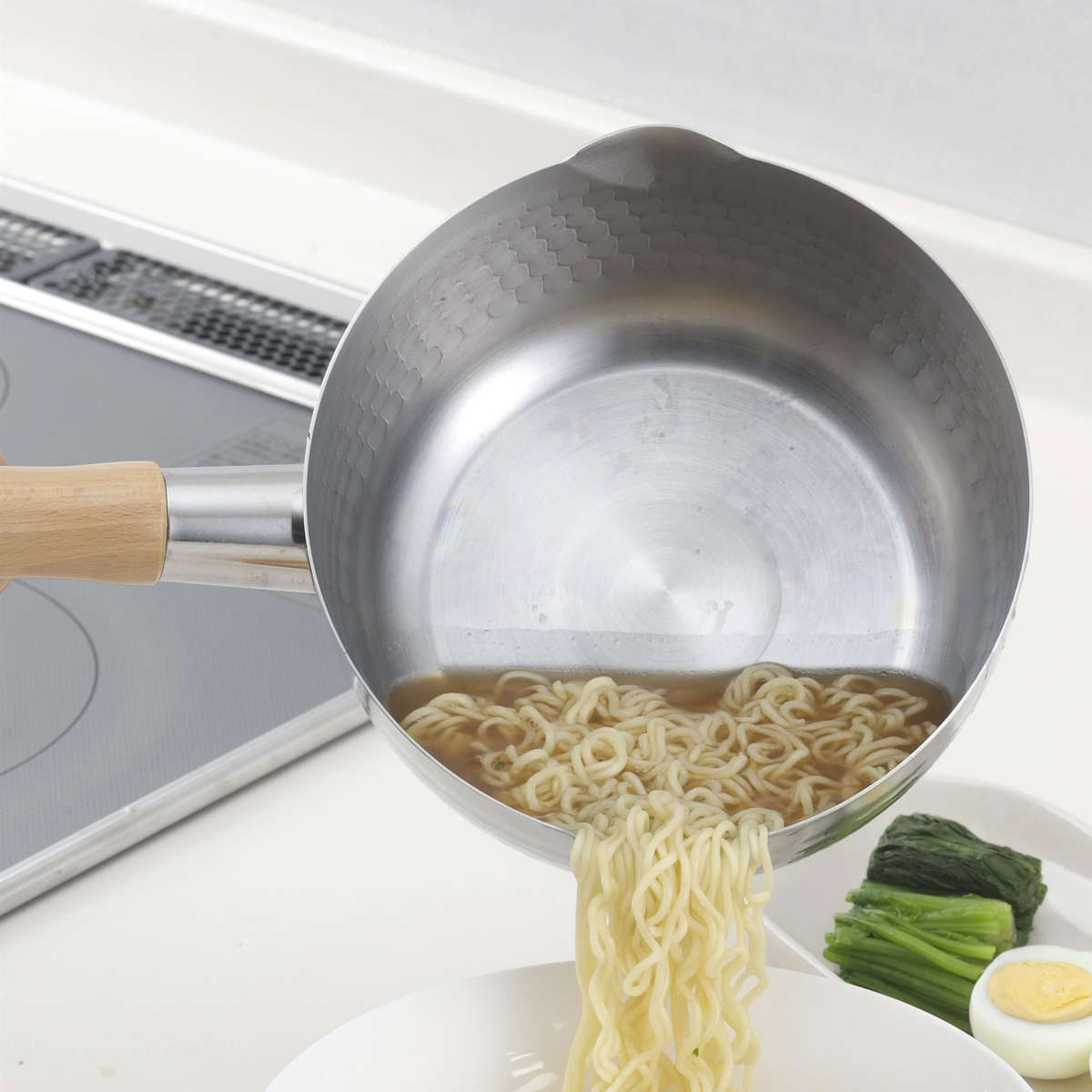 雪平鍋 18cm プロモデル 槌目 ゆきひら鍋 アヒル口付 日本製 ( IH対応 ガス火対応 行平鍋 片手鍋 18センチ 鍋 なべ 片手なべ アルミ鍋 アルミ 和鍋 軽量 注ぎ口 両口 天然木 ハンドル キッチン 調理用品 )