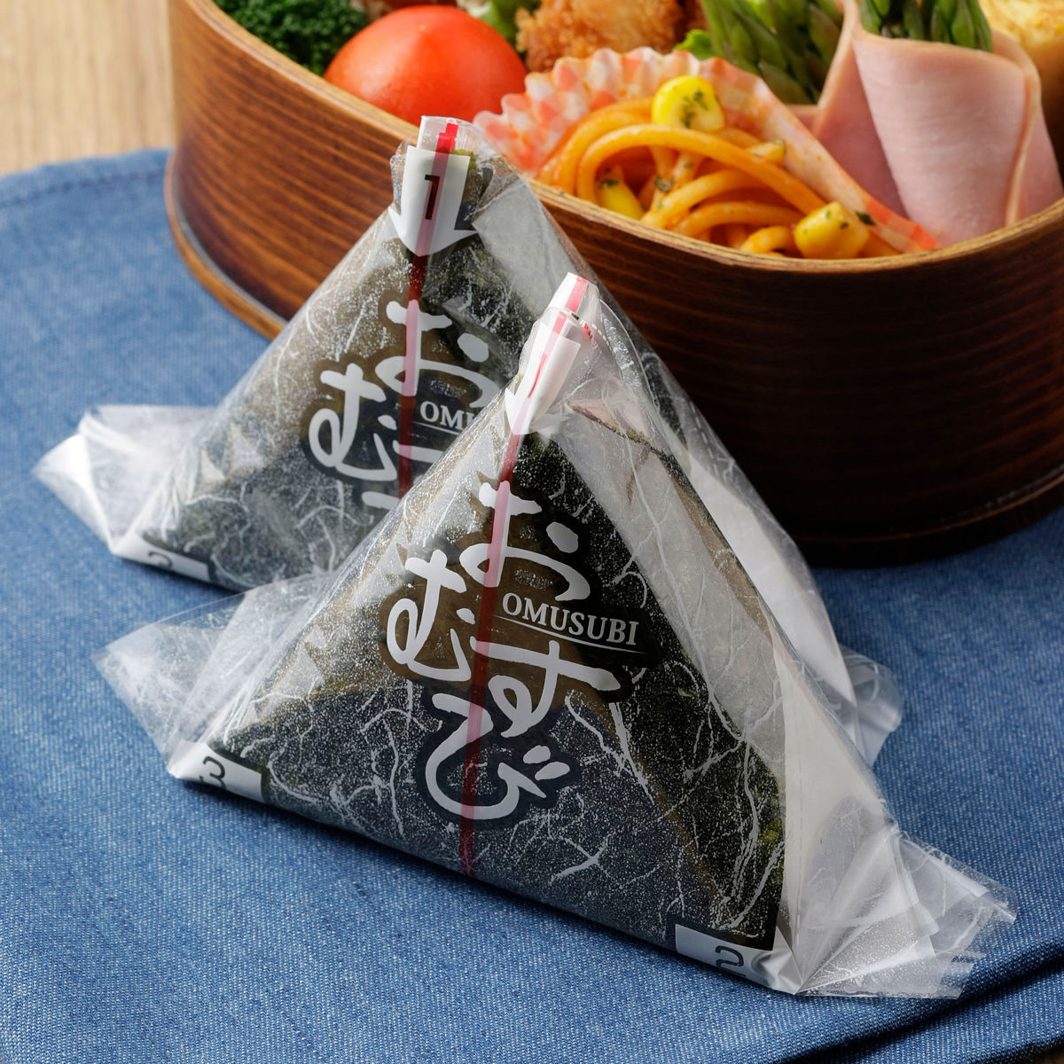 おにぎりラップ おむすびぱりっ子 コンビニタイプ 100枚 日本製 ( おにぎりフィルム おにぎり ラップ おむすび 使い捨て お弁当 フィルム ケース 生地 包む 簡単 コンビニ お握り アウトドア 行楽 遠足 弁当 )