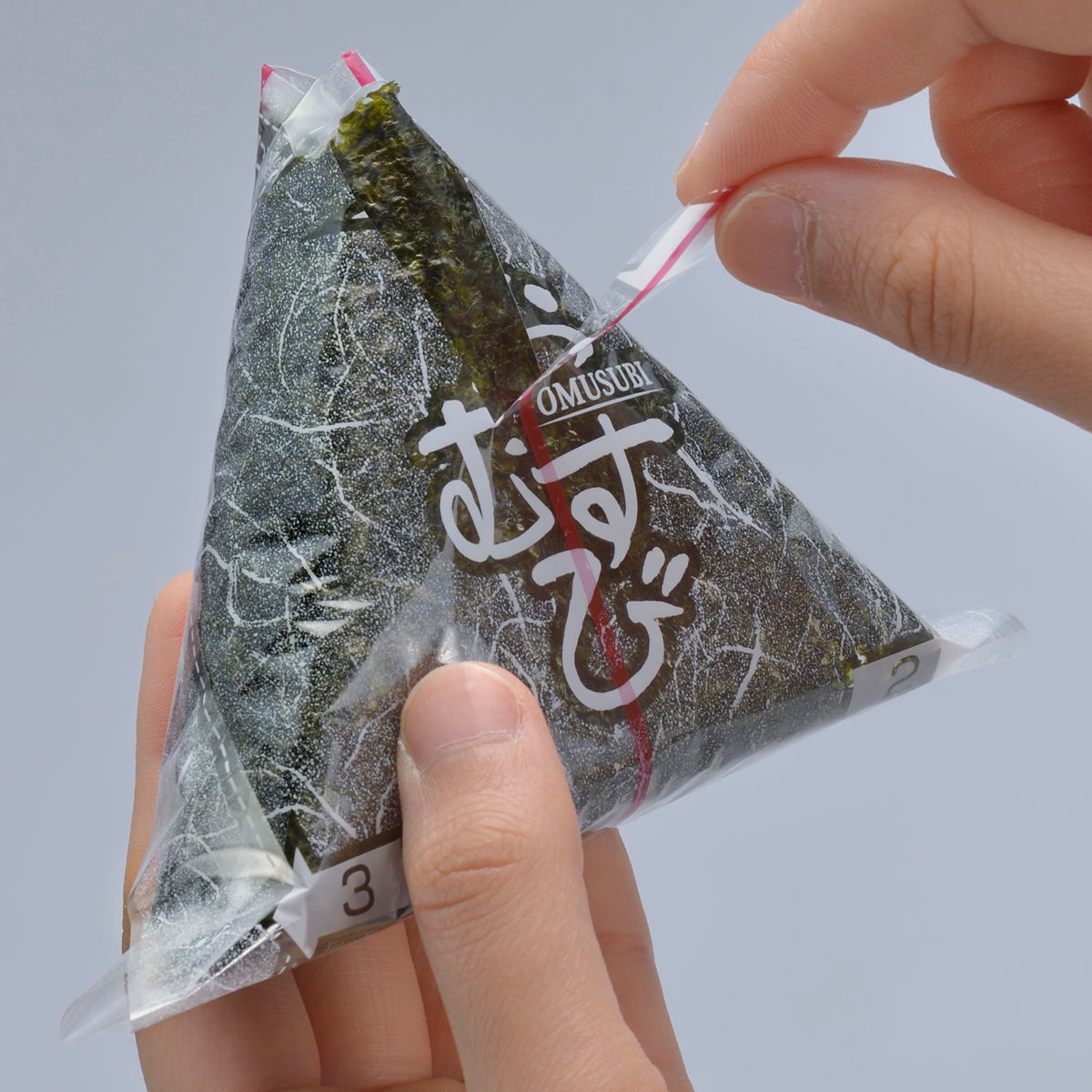 おにぎりラップ おむすびぱりっ子 コンビニタイプ 100枚 日本製 ( おにぎりフィルム おにぎり ラップ おむすび 使い捨て お弁当 フィルム ケース 生地 包む 簡単 コンビニ お握り アウトドア 行楽 遠足 弁当 )