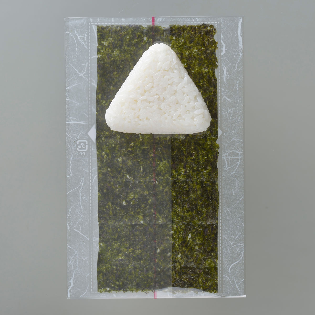 おにぎりラップ おむすびぱりっ子 コンビニタイプ 100枚 日本製 ( おにぎりフィルム おにぎり ラップ おむすび 使い捨て お弁当 フィルム ケース 生地 包む 簡単 コンビニ お握り アウトドア 行楽 遠足 弁当 )