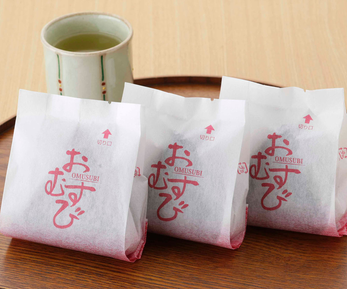 おにぎりラップ 直巻き おむすびパック 50枚 日本製 ( おにぎりフィルム おにぎり ラップ おむすび 使い捨て お弁当 フィルム ケース 生地 包む 簡単 コンビニ お握り アウトドア 行楽 遠足 弁当 )