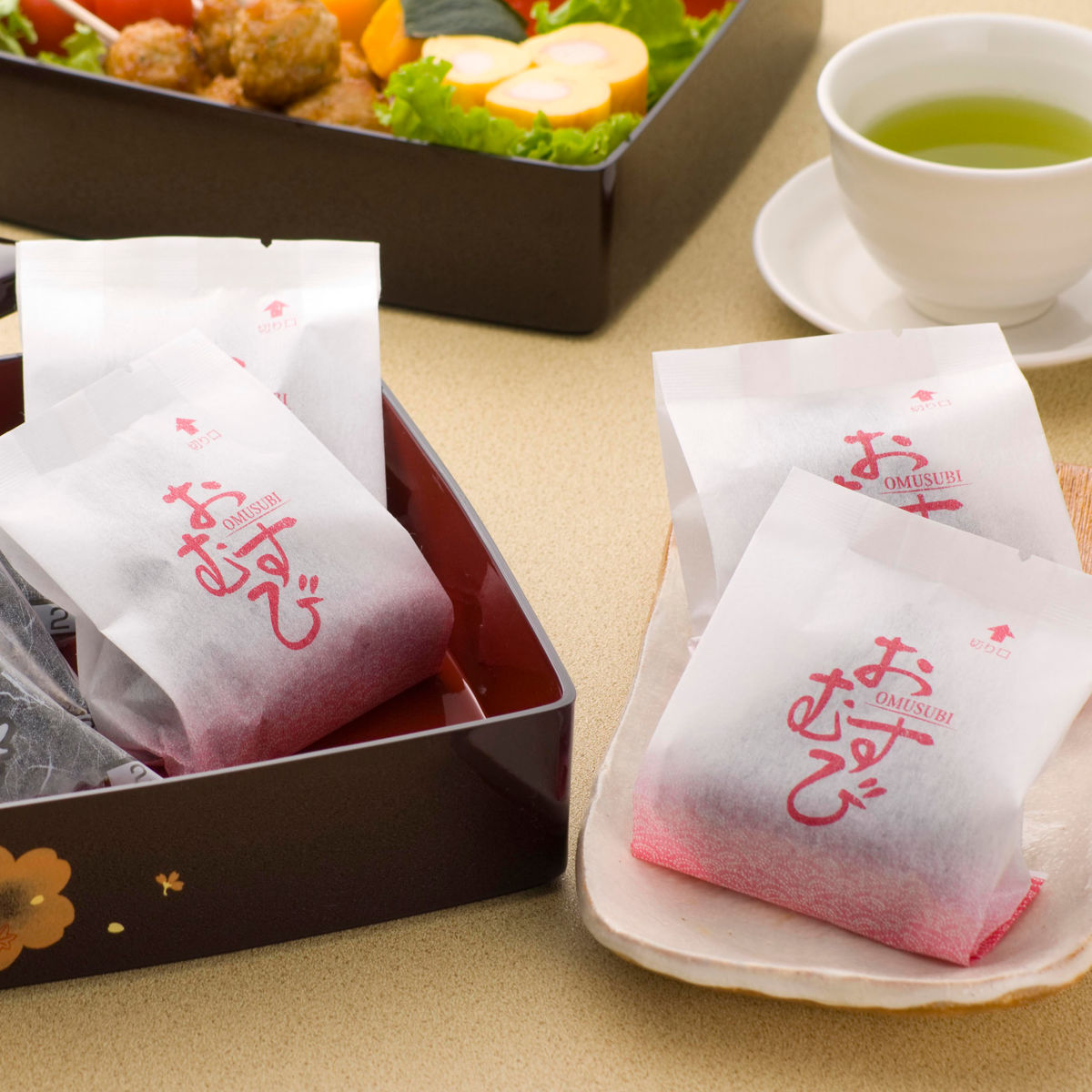 おにぎりラップ 直巻き おむすびパック 50枚 日本製 ( おにぎりフィルム おにぎり ラップ おむすび 使い捨て お弁当 フィルム ケース 生地 包む 簡単 コンビニ お握り アウトドア 行楽 遠足 弁当 )