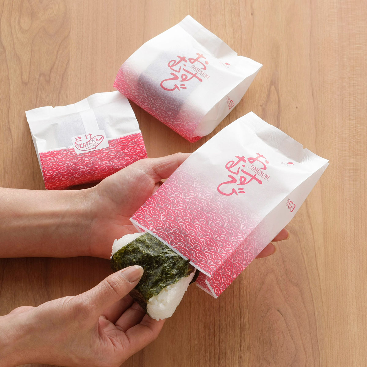 おにぎりラップ 直巻き おむすびパック 50枚 日本製 ( おにぎりフィルム おにぎり ラップ おむすび 使い捨て お弁当 フィルム ケース 生地 包む 簡単 コンビニ お握り アウトドア 行楽 遠足 弁当 )