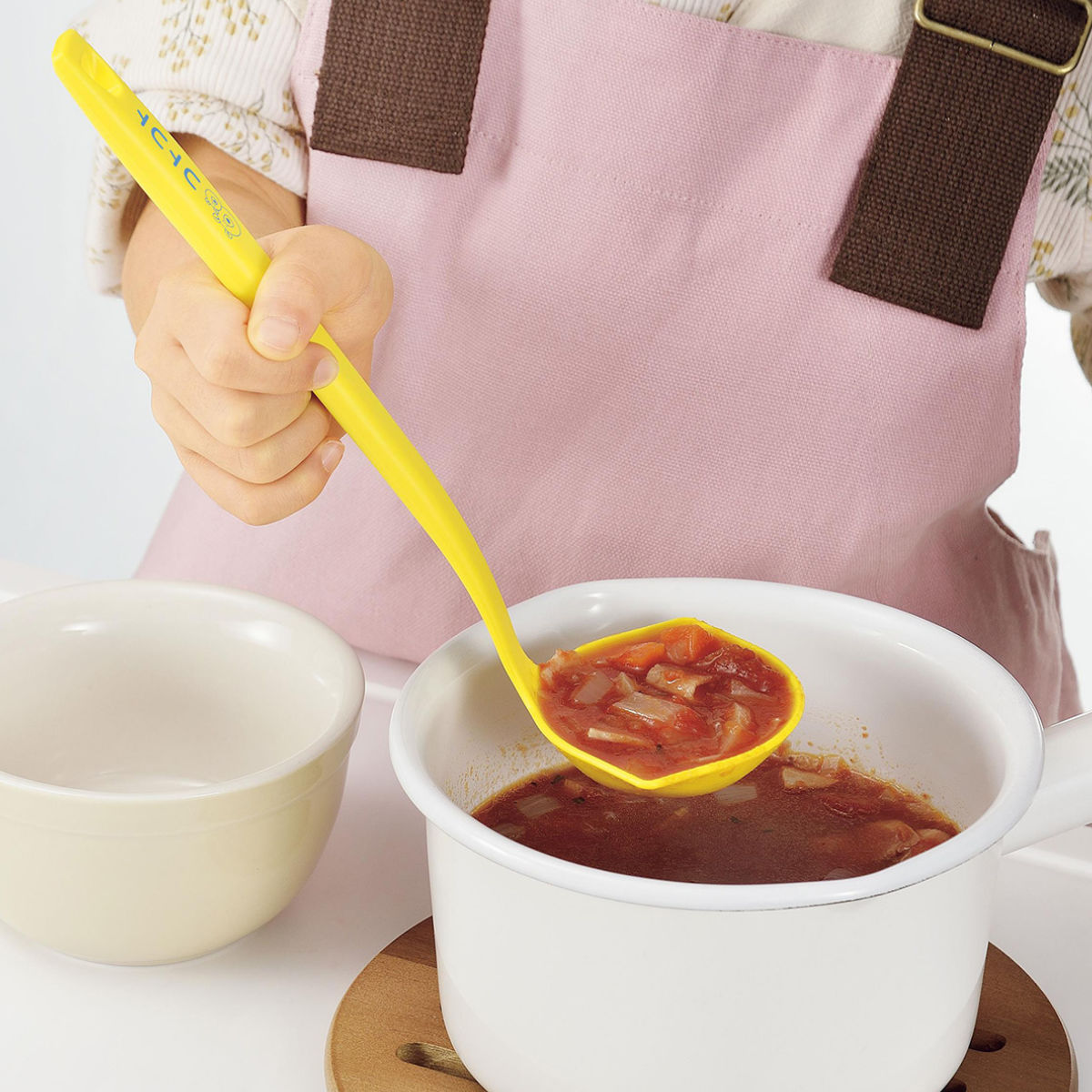 お玉 こども用 コトコト 食洗機対応 日本製 そそぎやすいお玉 ( おたま レードル お玉杓子 子ども用お玉 穴なしお玉 ナイロン製 ナイロンお玉 穴無しお玉 注ぎ口 子供用調理器 調理 料理 お手伝い 食育 子供用 キッチンツール )