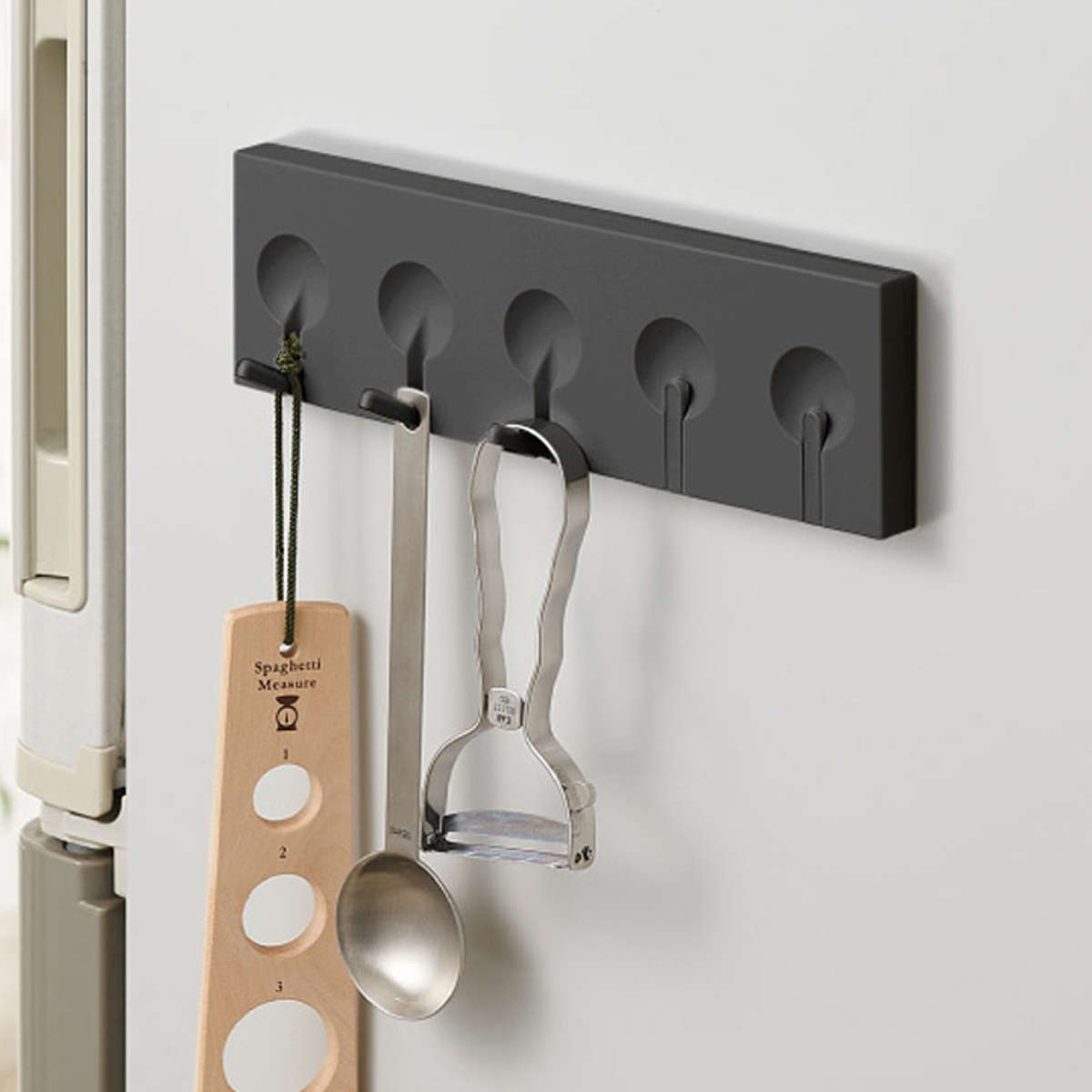 キッチン収納 5連フック マグネット ブラックシリーズ ( キッチンフック 吊り下げ収納 小物フック キッチンツール収納 小物掛け 磁石 吊り下げ 収納フック マグネット式フック キッチン 洗面所 洗濯機 冷蔵庫横 黒 )