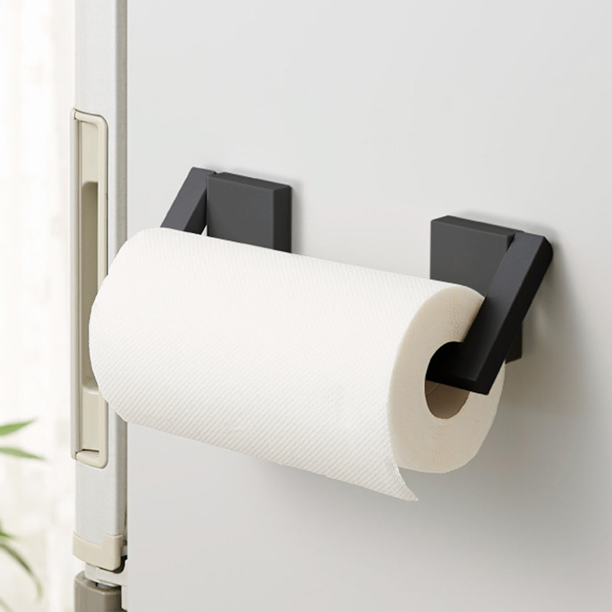 キッチンペーパーホルダー マグネット ブラックシリーズ ( ペーパーホルダー 収納ラック キッチンペーパー マグネット式 磁石 キッチン収納 冷蔵庫横 キッチン収納用品 収納雑貨 収納小物 冷蔵庫サイド 黒 )