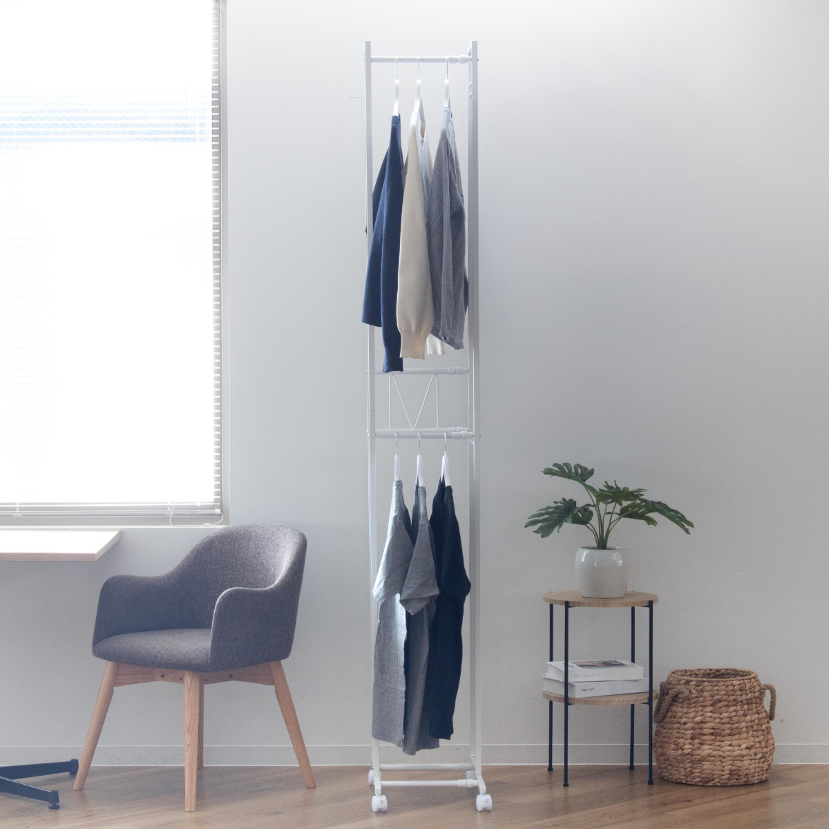 ハンガーラック 2段 スリム 伸縮タイプ キャスター付き ( コートハンガー パイプハンガー 洋服掛け コート掛け 収納 洋服 掛け 衣類 収納用品 衣類収納 ラック ハンガー掛け おしゃれ リビング 玄関 洗濯物干し ) 【ホワイト】 ホワイト