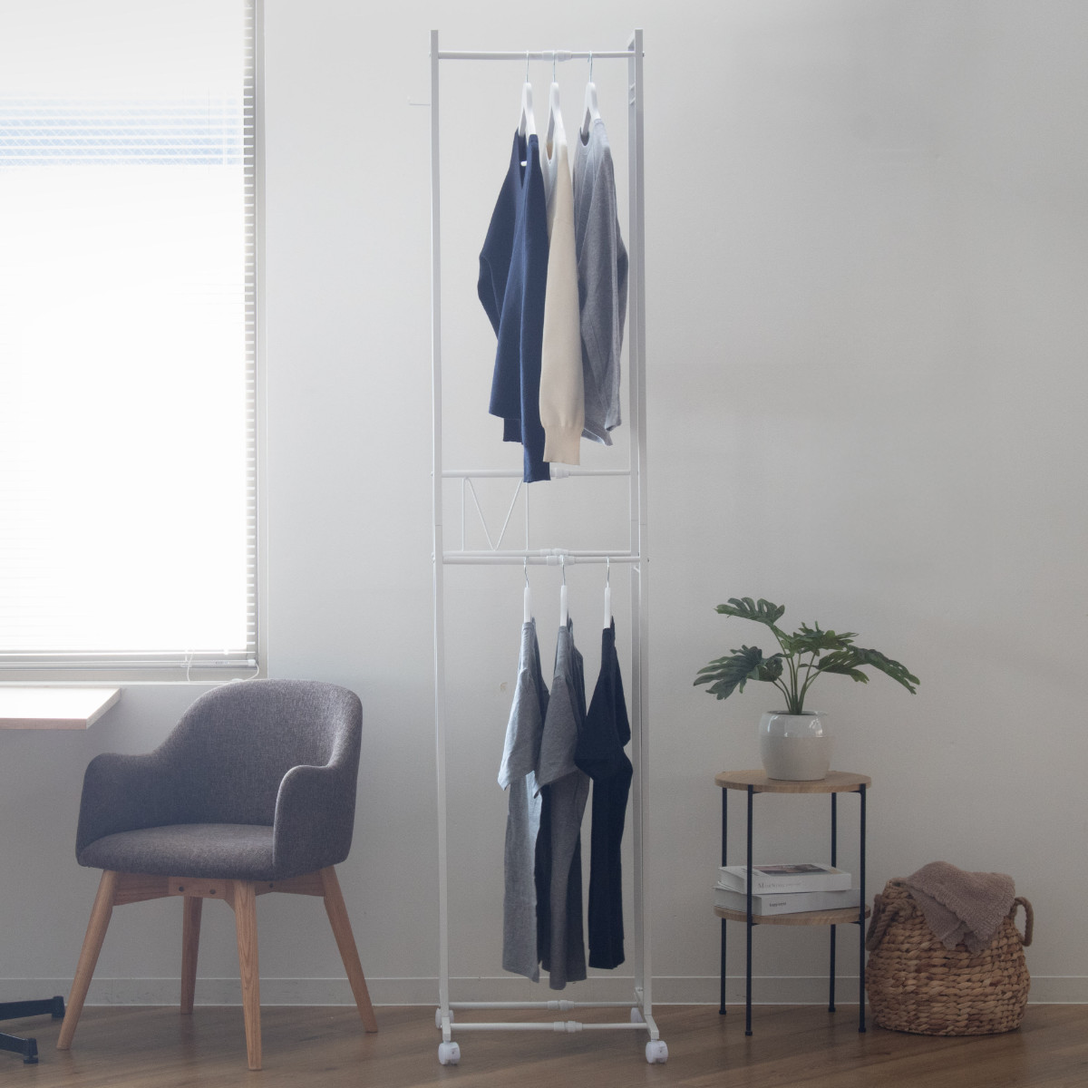 ハンガーラック 2段 スリム 伸縮タイプ キャスター付き ( コートハンガー パイプハンガー 洋服掛け コート掛け 収納 洋服 掛け 衣類 収納用品 衣類収納 ラック ハンガー掛け おしゃれ リビング 玄関 洗濯物干し ) 【ホワイト】 ホワイト