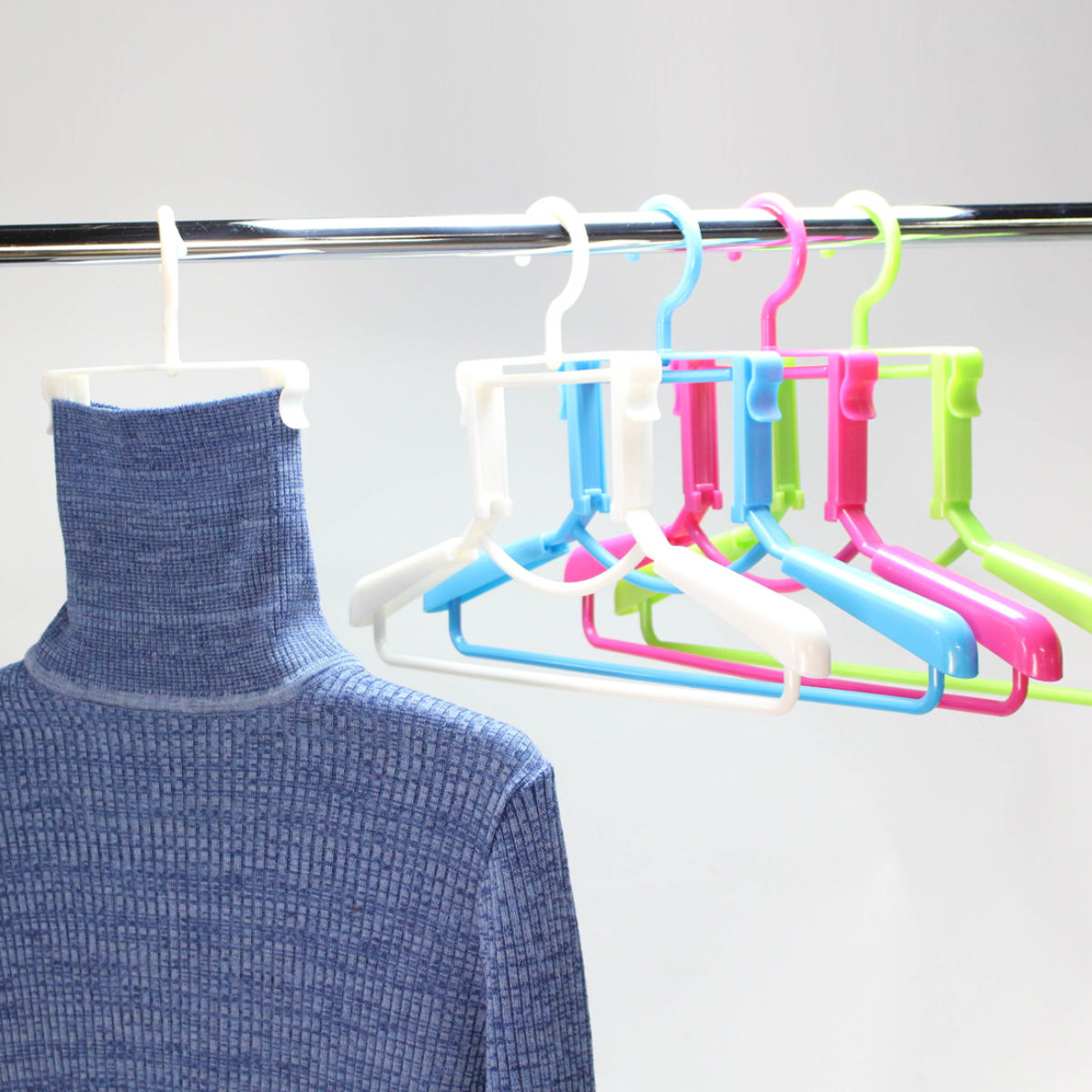 洗濯ハンガー Livido ハイネックハンガー ハイネック用 ( ハンガー 衣類ハンガー ハイネック パーカー フード付き 乾きやすい 衣類収納 洋服 ネクタイ ストール 型崩れ防止 シンプル カラフル ) 【パールブルー】